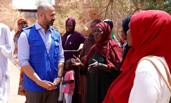 رئيس بعثة المنظمة الدولية للهجرة في السودان، محمد رفعت، خلال زيارة لأحد مواقع النازحين داخليا في السودان.